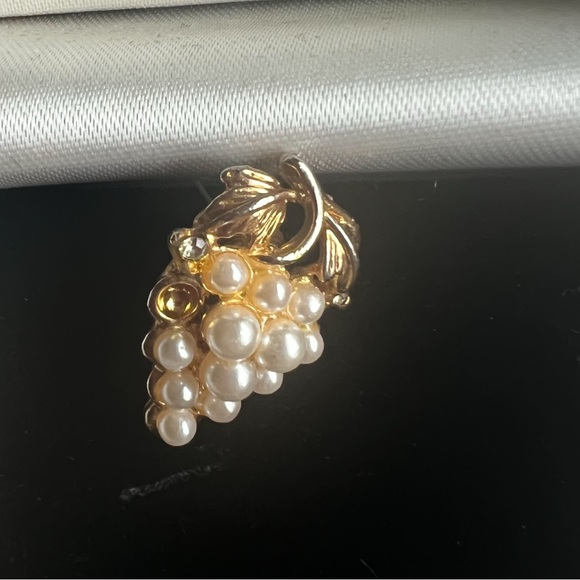 Vintage Grape Gold Tone Demi Parure Set Post Stud Earrings + Brooch - Picture 7 of 8